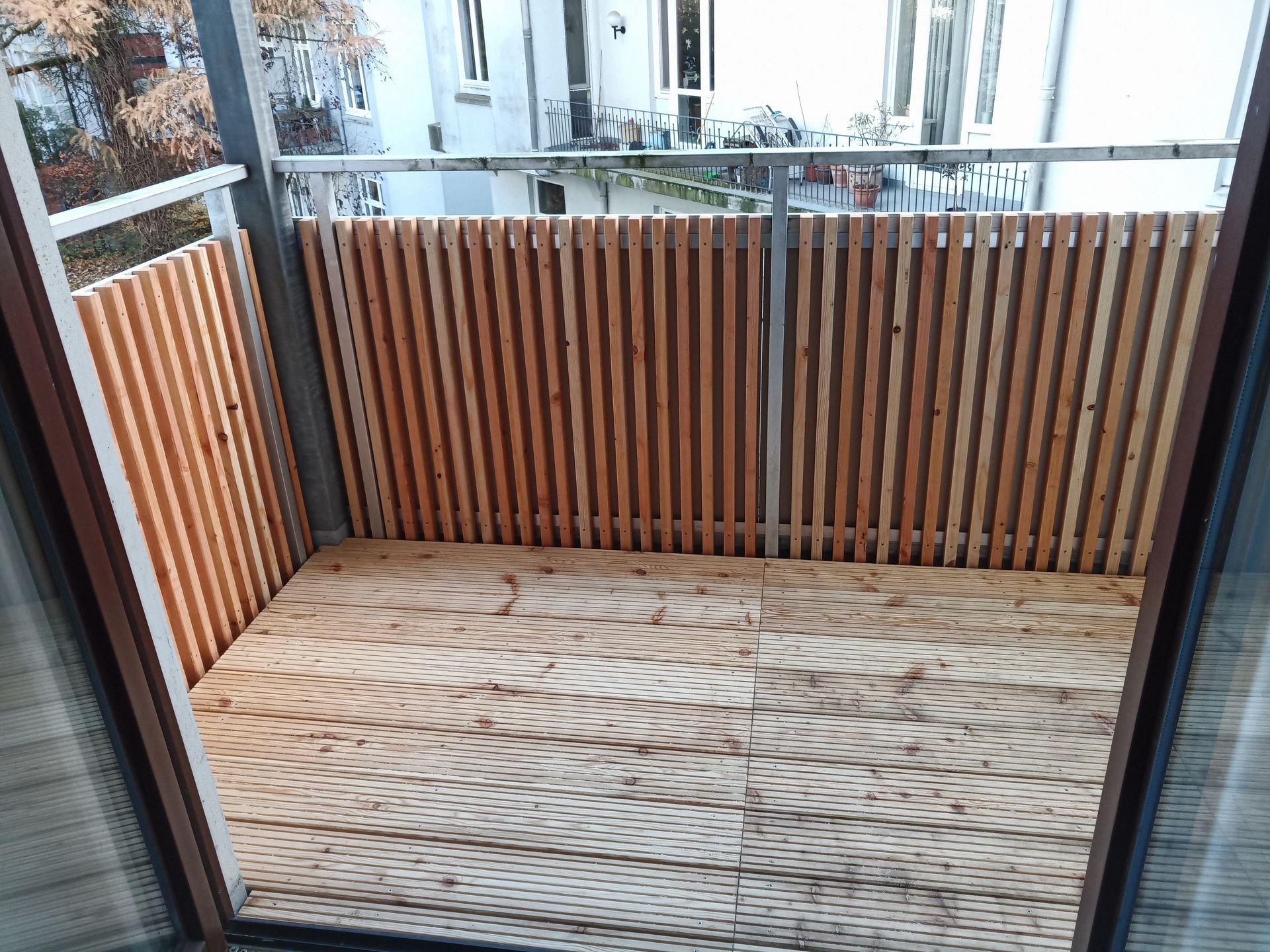 Balkonverkleidung und Holzterrasse aus Lärche – Zimmerei Hoisdorf